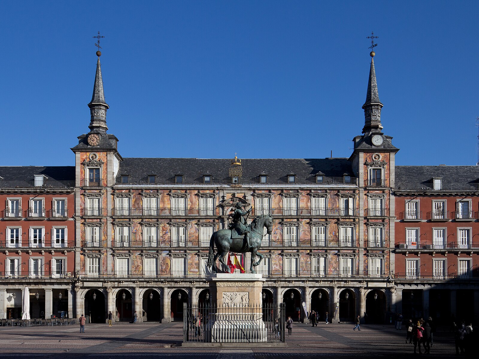 Private guide planning a tailored Madrid day in Plaza Mayor