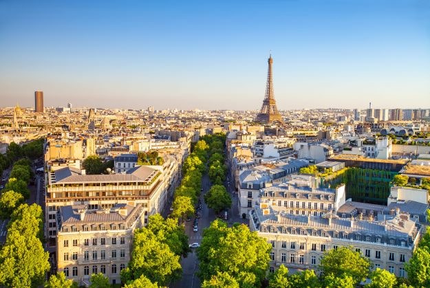 Private guide planning a tailored Paris day