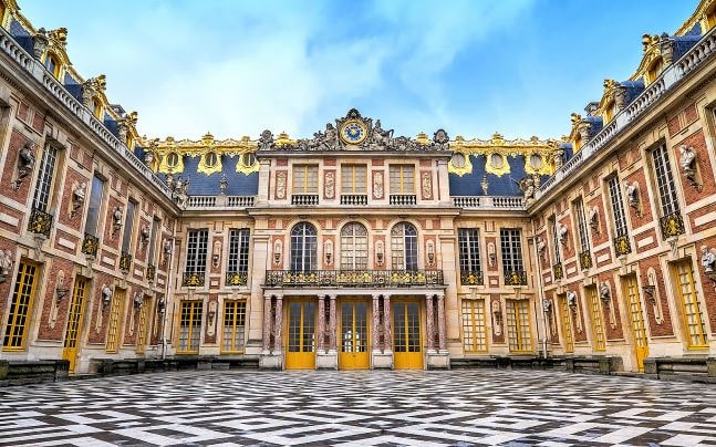 Versailles palace courtyard 3